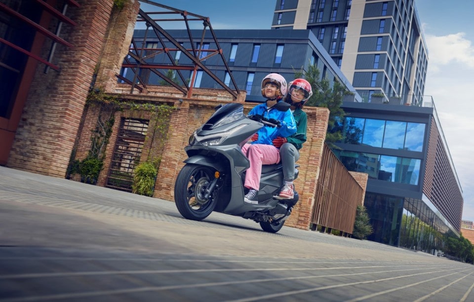 Honda PCX125: più squadrato, meglio frenato e anche premium con la versione DX